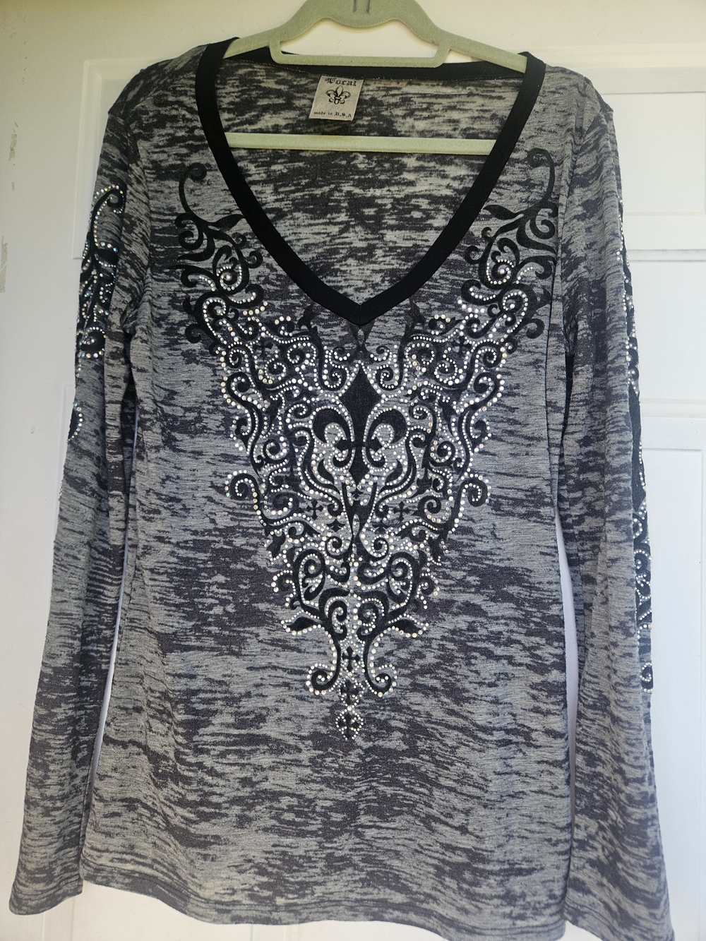 Y2k Vocal Gray & Black Long Sleeve V-Neck Top with Rhinestone Scroll